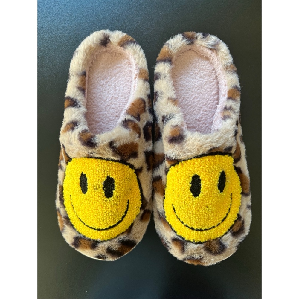 Like new plush smiley face slippers, 6.5/7